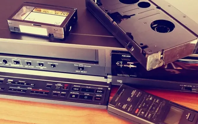 VHS-kasetteja ja videonauhuri pöydällä.